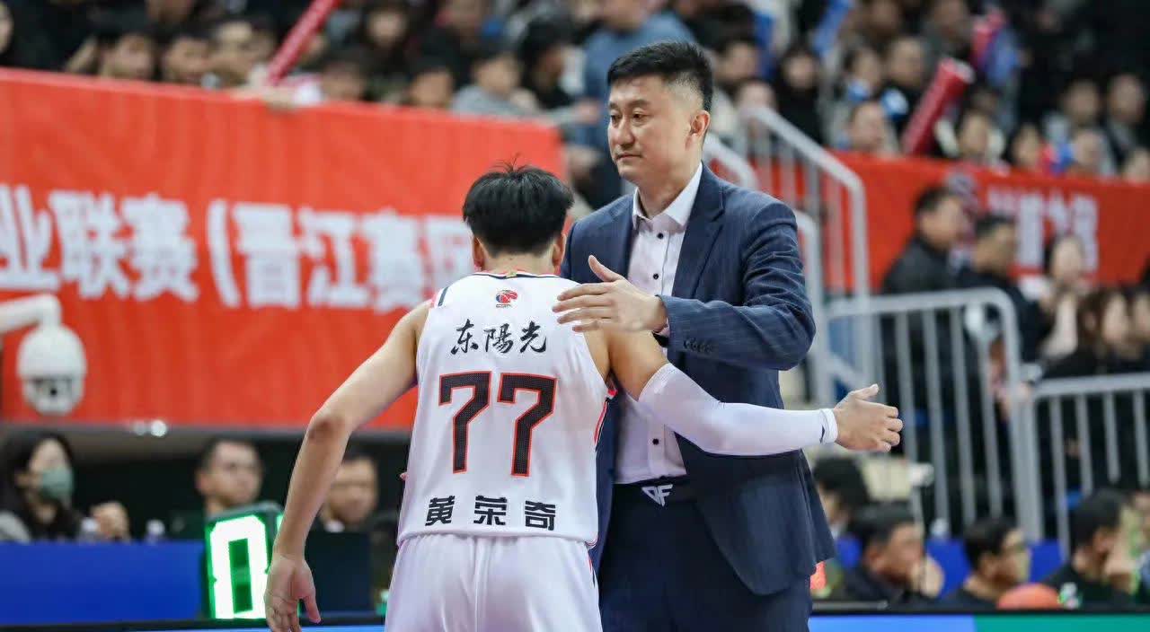 清晨CBA常规赛焦点战，广东宏远扳平良机，引发热议，控场能力受关注的简单介绍九游游戏大全