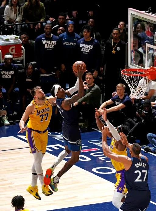 包含明尼苏达森林狼训练开放日，关键时刻手感冰凉引欢呼，NBA常规赛在即，控场能力受关注的词条