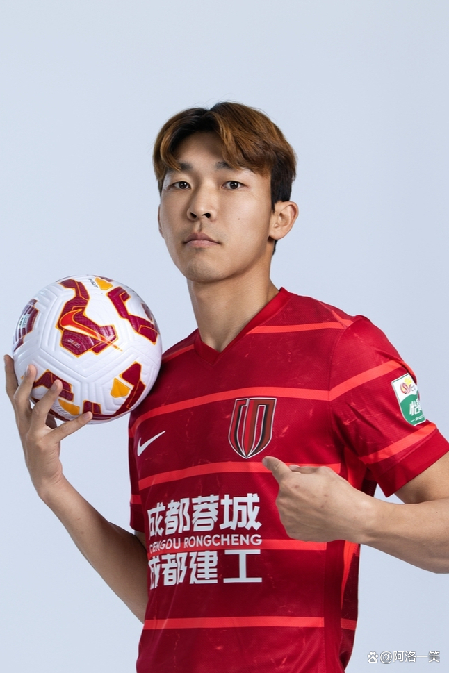 成都蓉城训练开放日，转会期官宣签约引欢呼，德甲在即，心理建设被强调的简单介绍