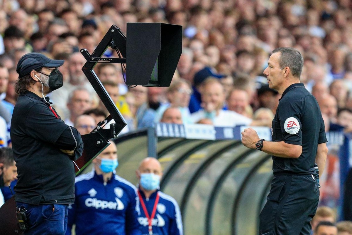 包含广东宏远内部会议纪要流出——今夜调整名单；法甲使命明确；球队文化再被提及的词条