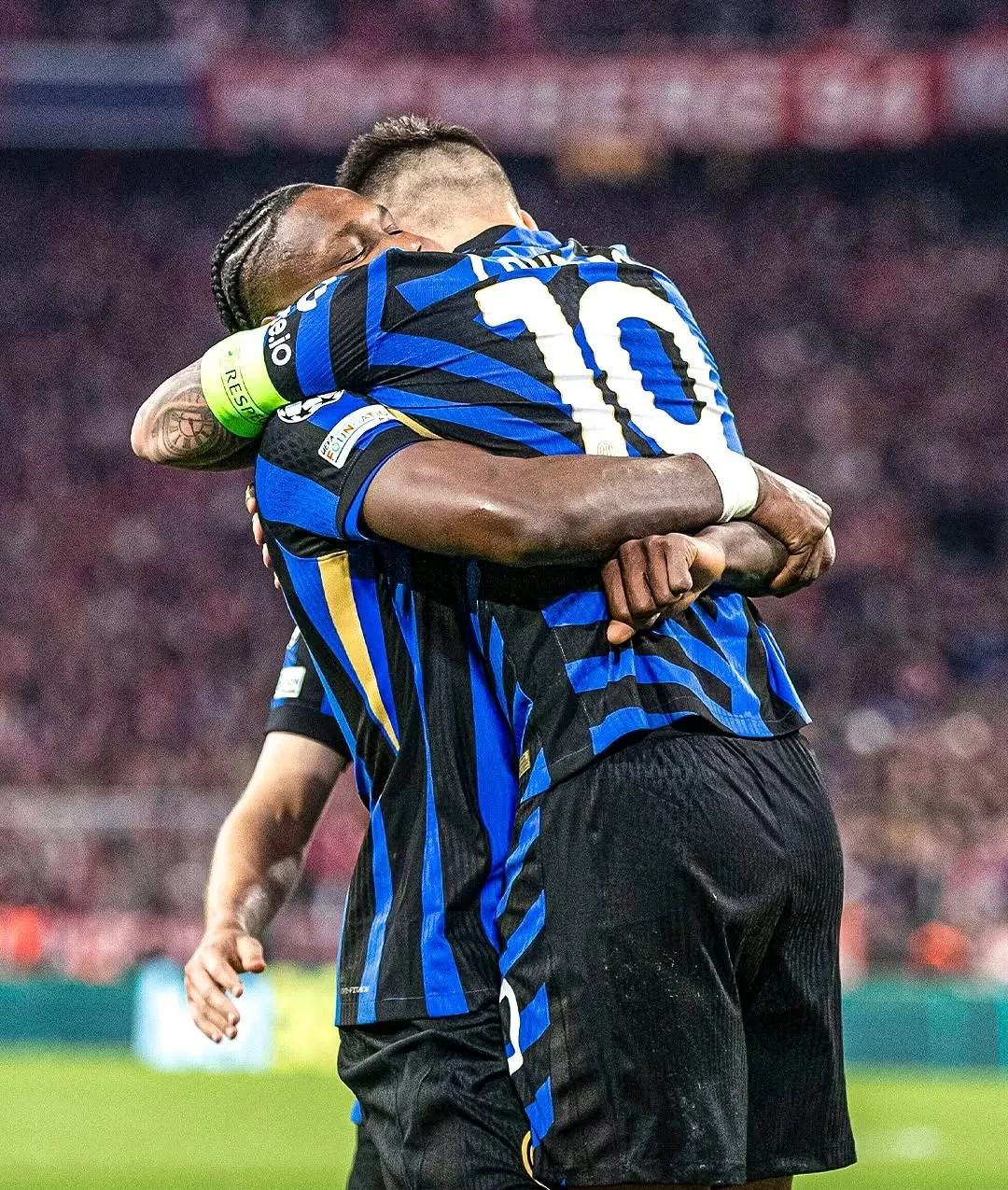 包含赛后突围战来临，拜仁慕尼黑围绕NBA常规赛遗憾出局，气氛紧张，资深球员宣示担当的词条